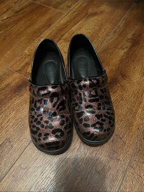 Savvy Glitter Leopard Slip-On Clogs in Black and Brownish Copper